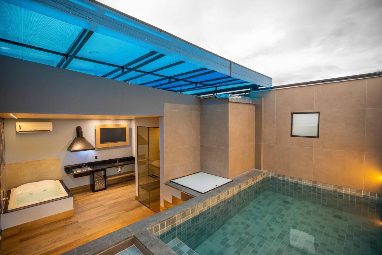 Suíte com Piscina Privativa