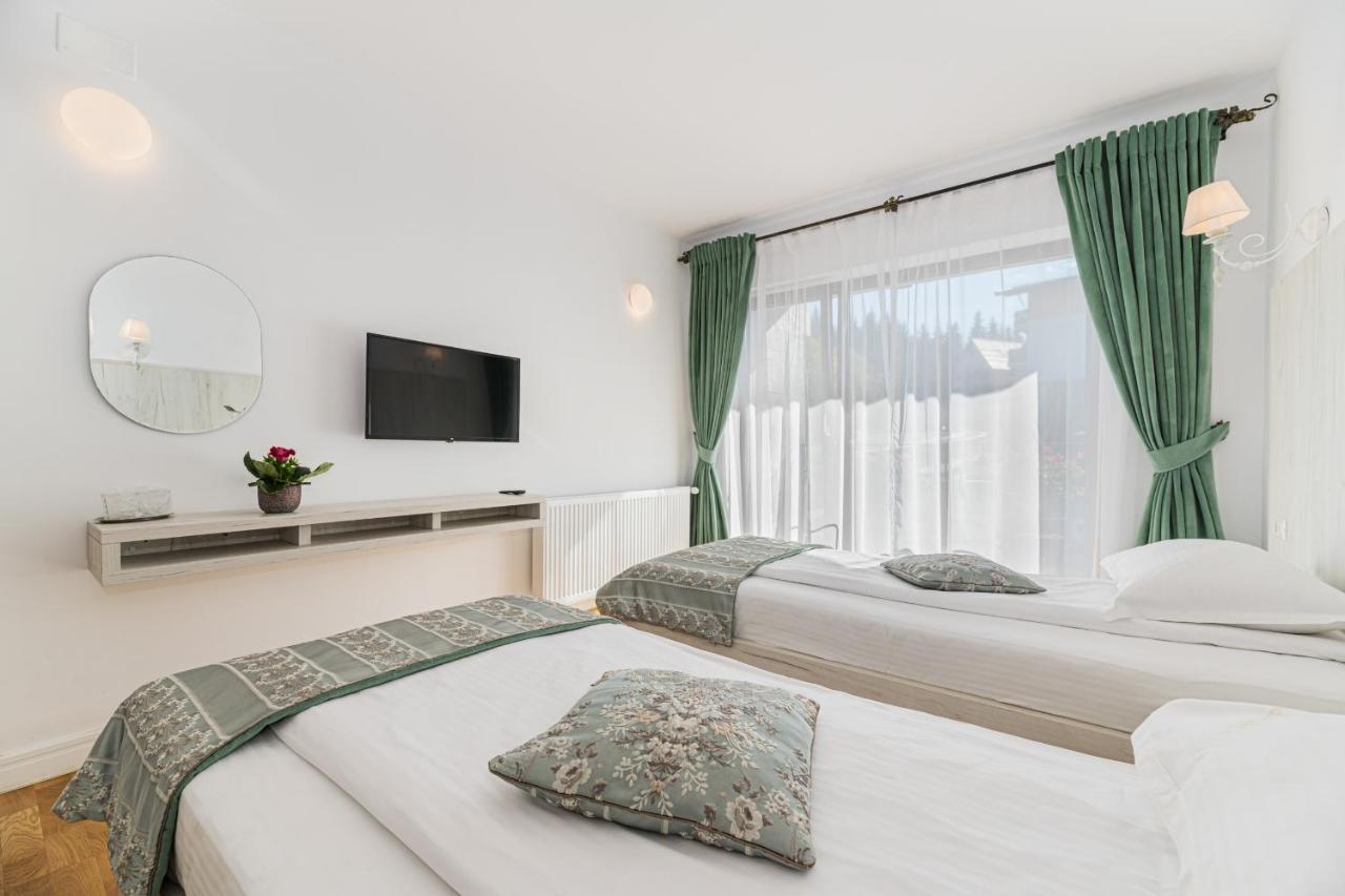 Double or Twin Room with Mountain View