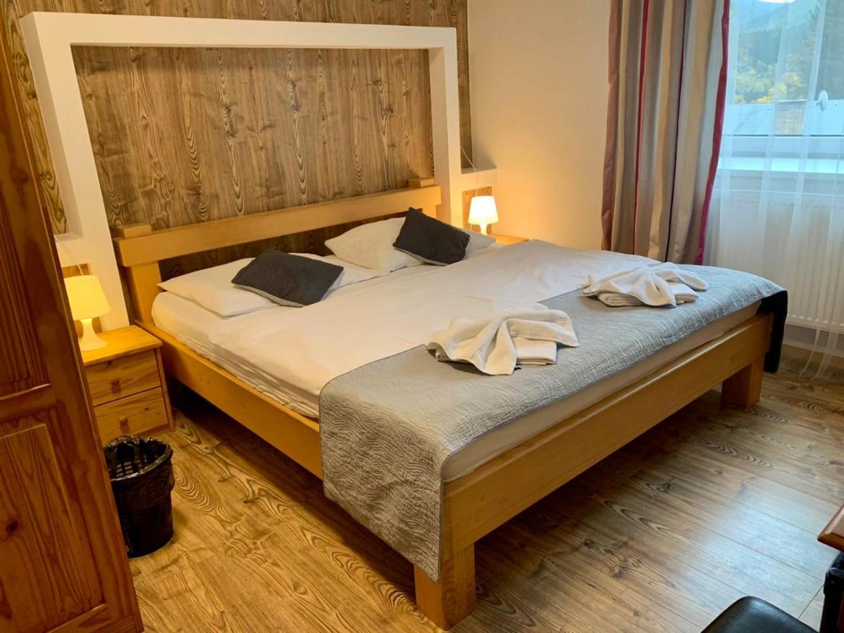 Doppel- oder Zweibettzimmer