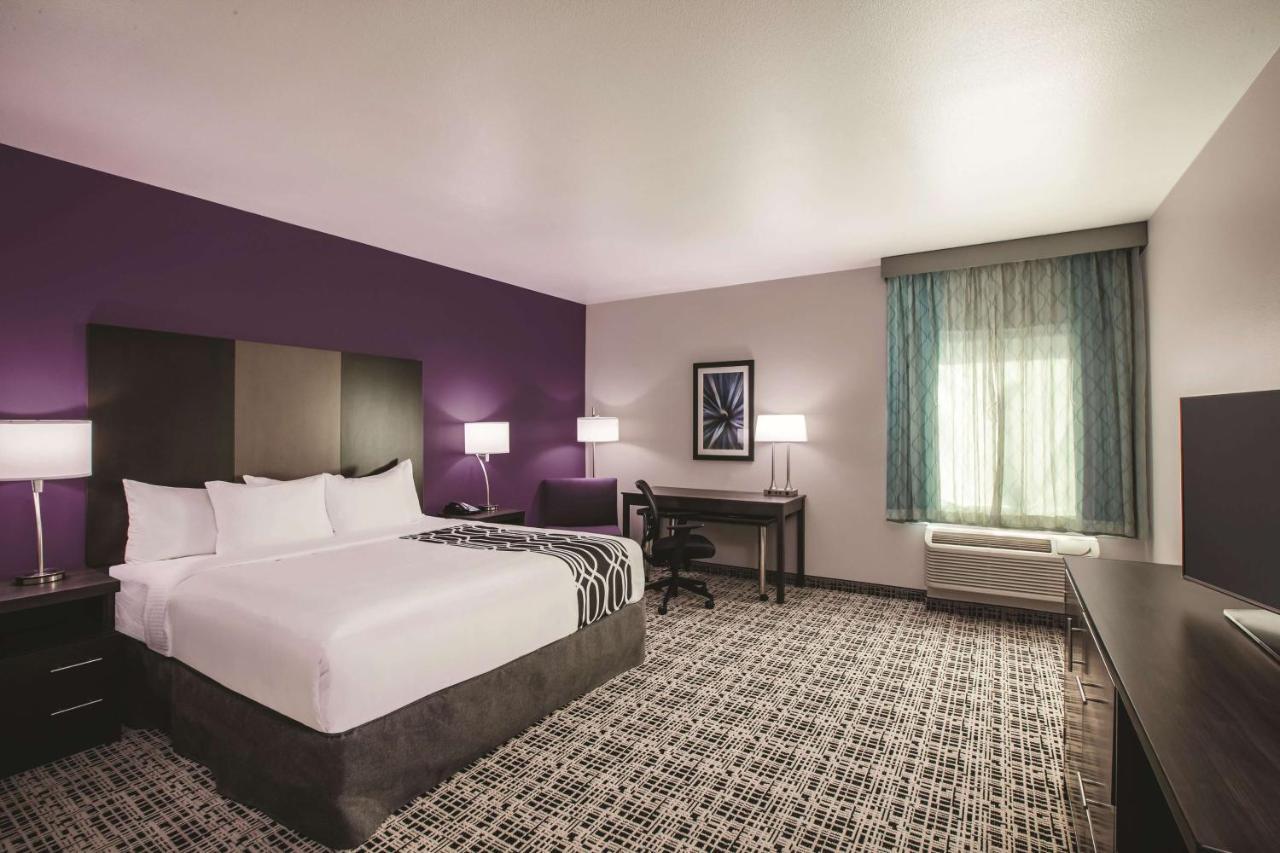 King Room with Roll-In Shower - Mobility/Hearing Accessible - Non-Smoking