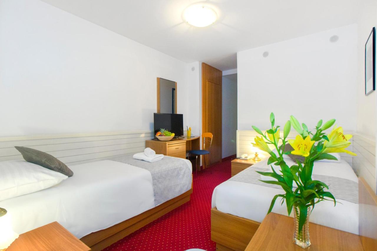 Zweibettzimmer mit Stadtblick