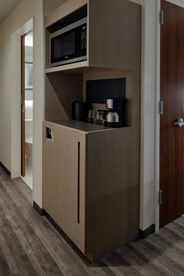 Zimmer mit Kingsize-Bett