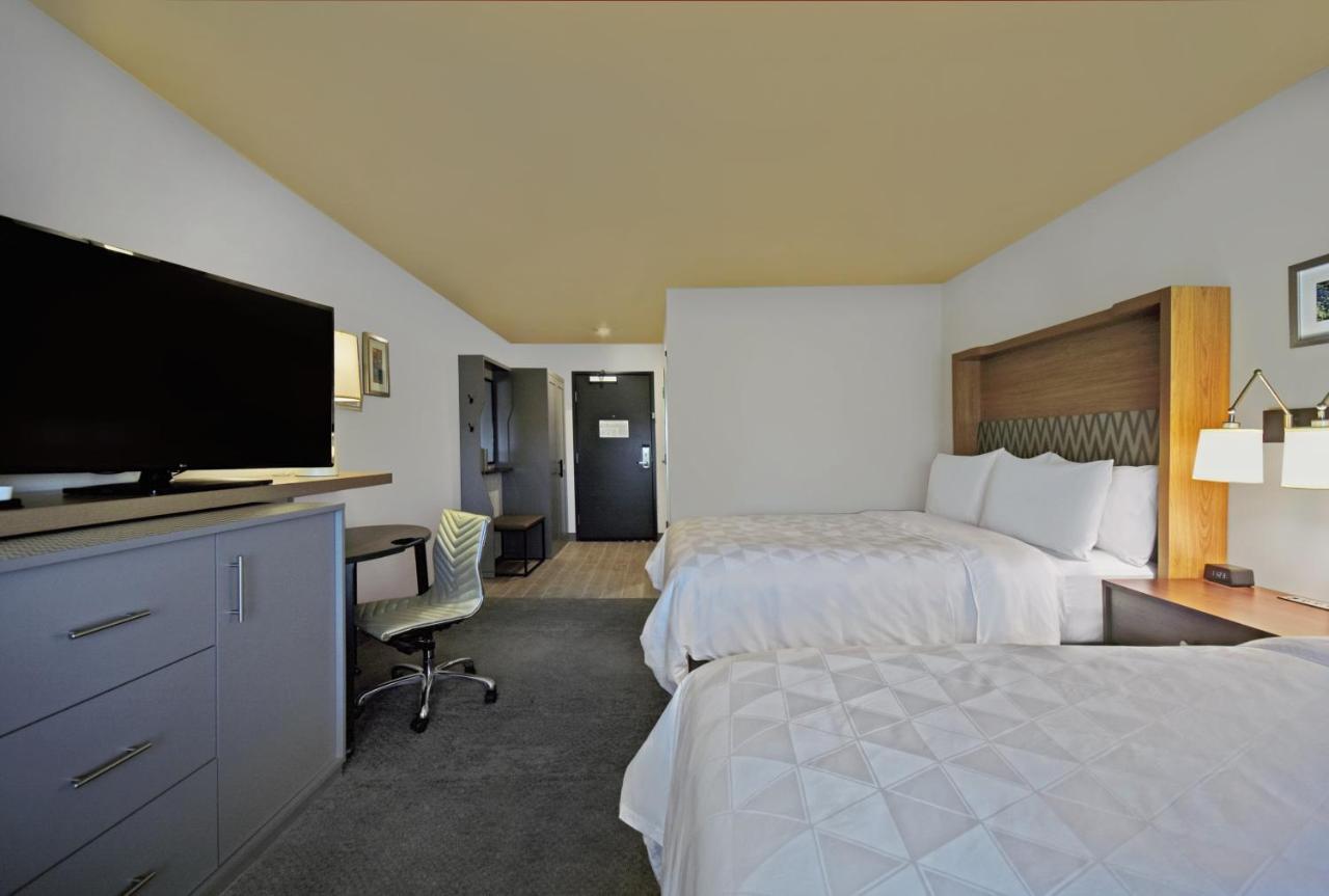 Standard Room with Two Queen Beds