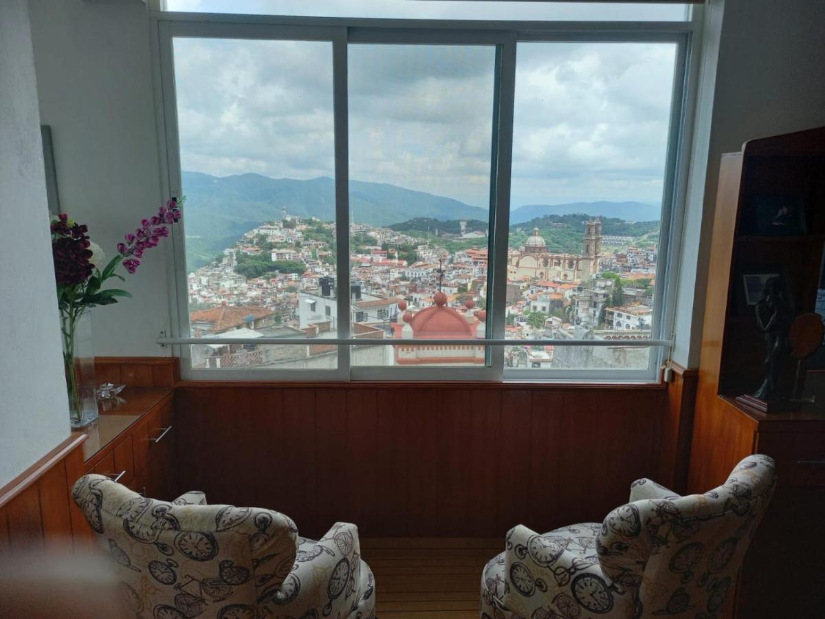 Habitación con cama extragrande y vistas a la montaña
