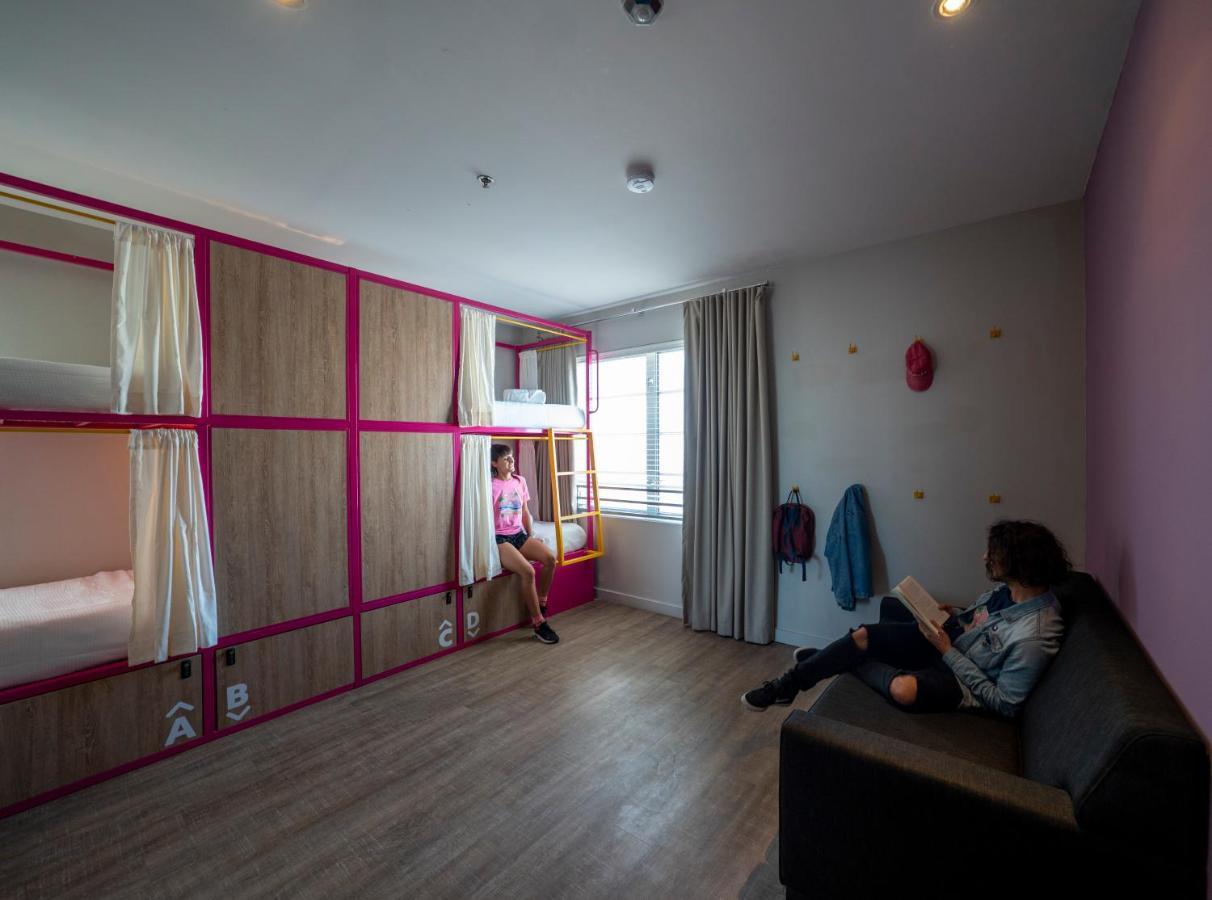 Cama en habitación compartida con 4 camas