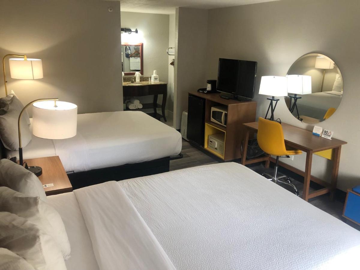 Deluxe Business Queen Room with Two Queen Beds - Non-Smoking