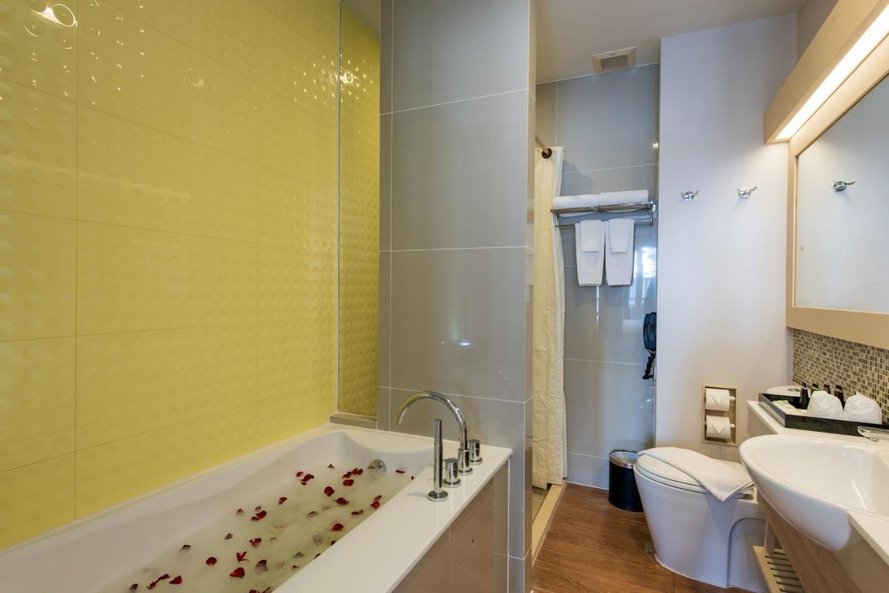 Deluxe Pool Access Room