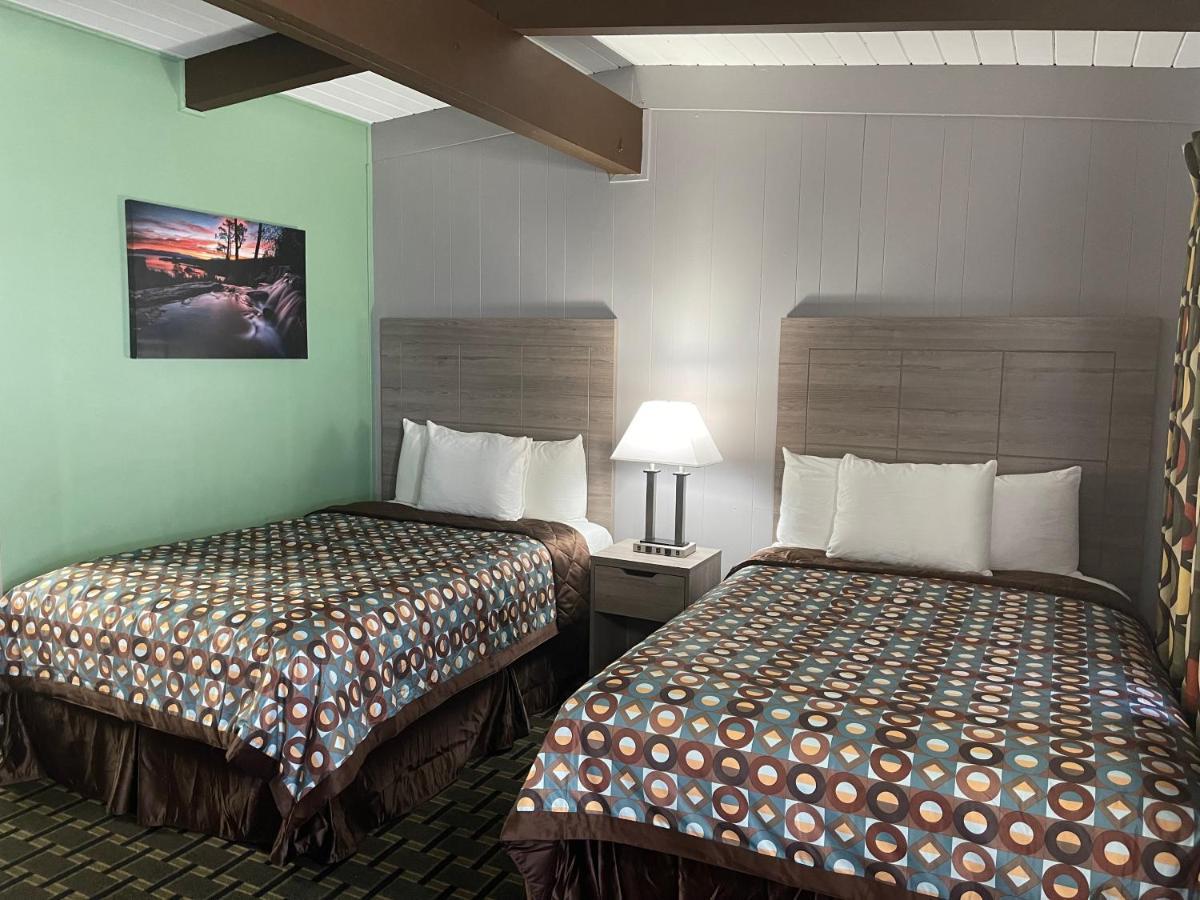 Quarto Duplo com 2 Camas de Casal