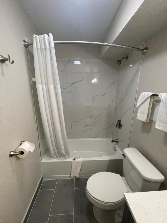 1 King Bed, Mobility Accessible Room, Bathtub w/ Grab Bars, Non-Smoking