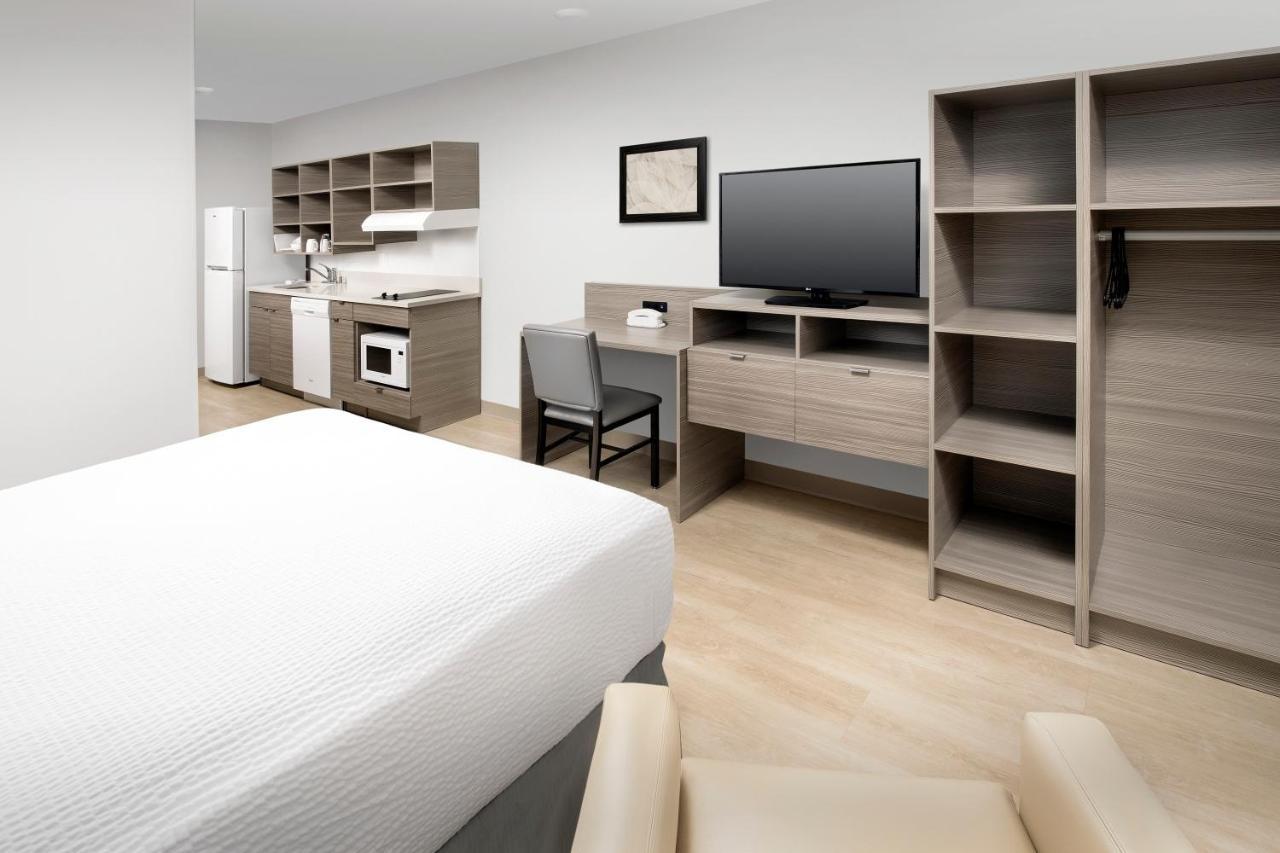 Queen Room  with Roll-In Shower - Disability Access/Non-Smoking