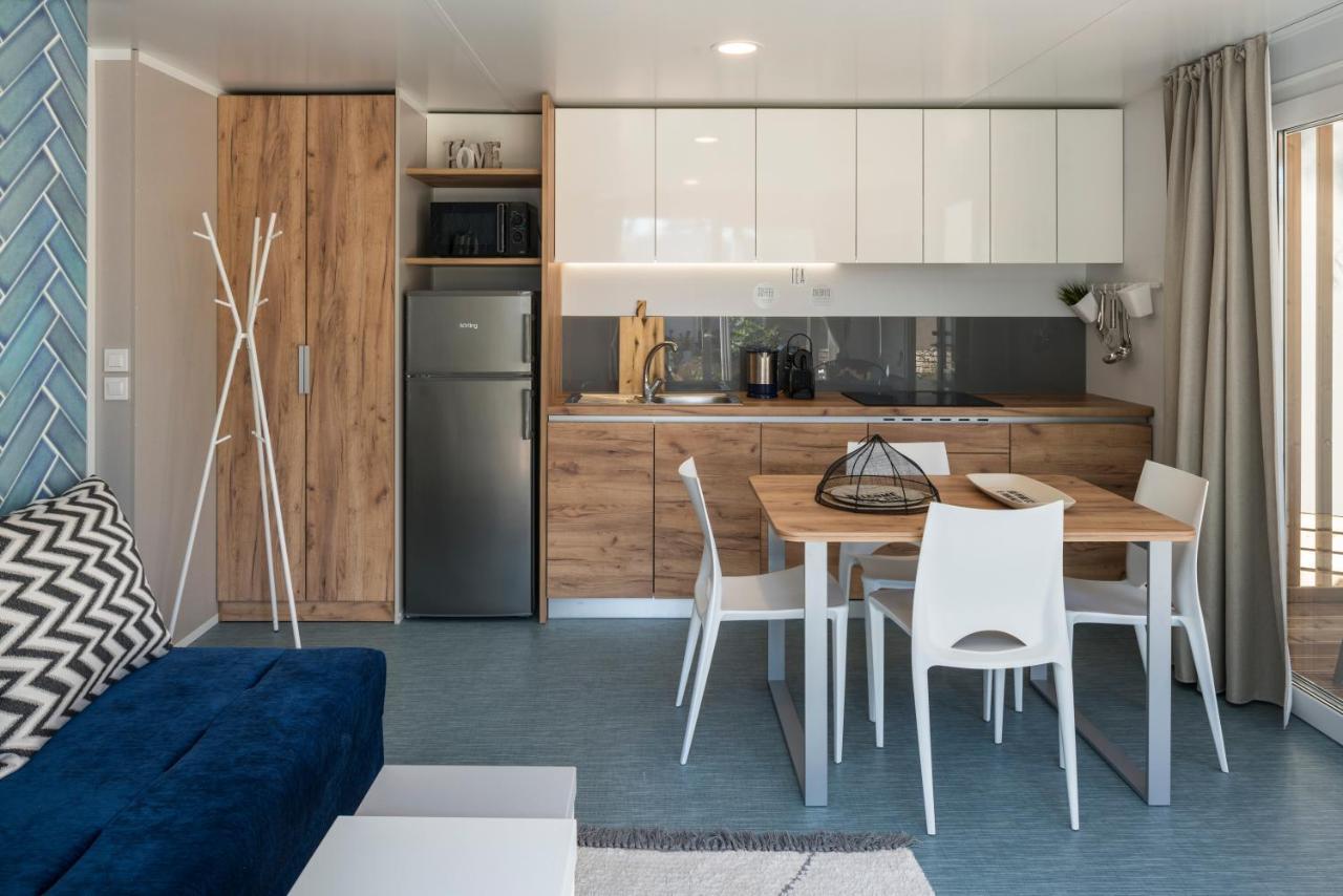 Deluxe Three-Bedroom Mobile Home Terrace
