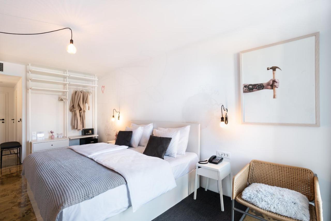 Deluxe Double Room with Balcony and Partial Sea View