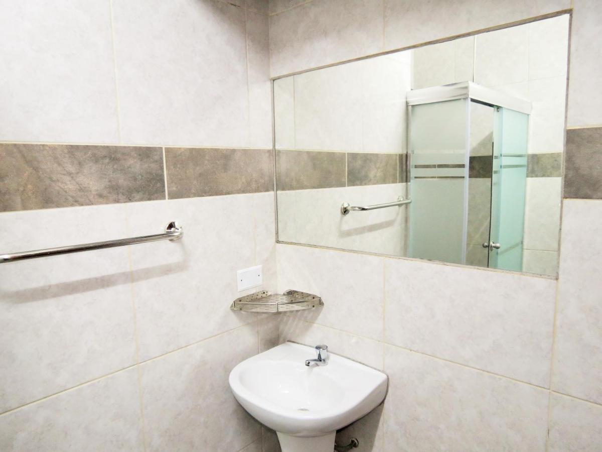 Habitación con cama grande