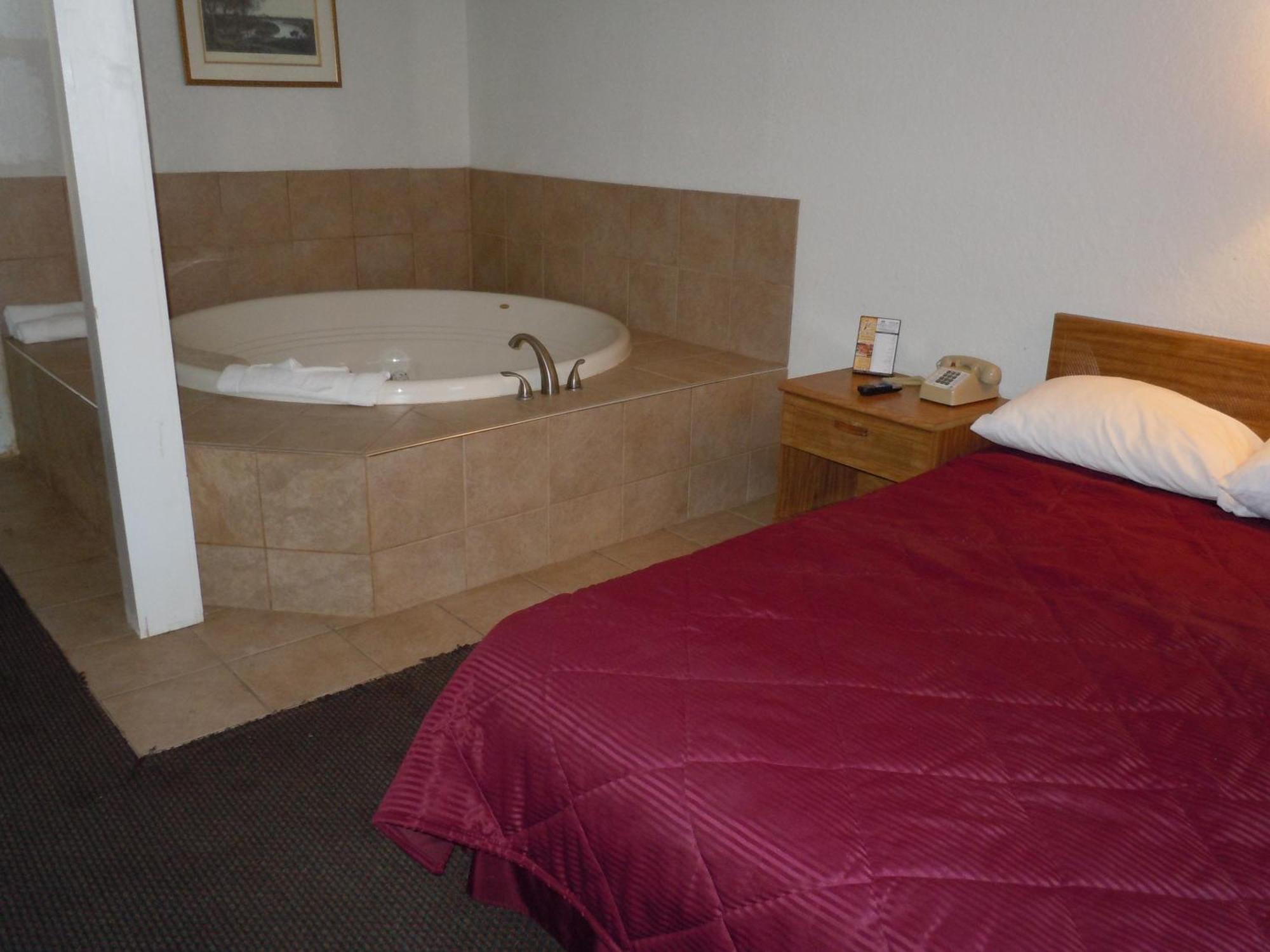 Deluxe Queen Room - Non-Smoking
