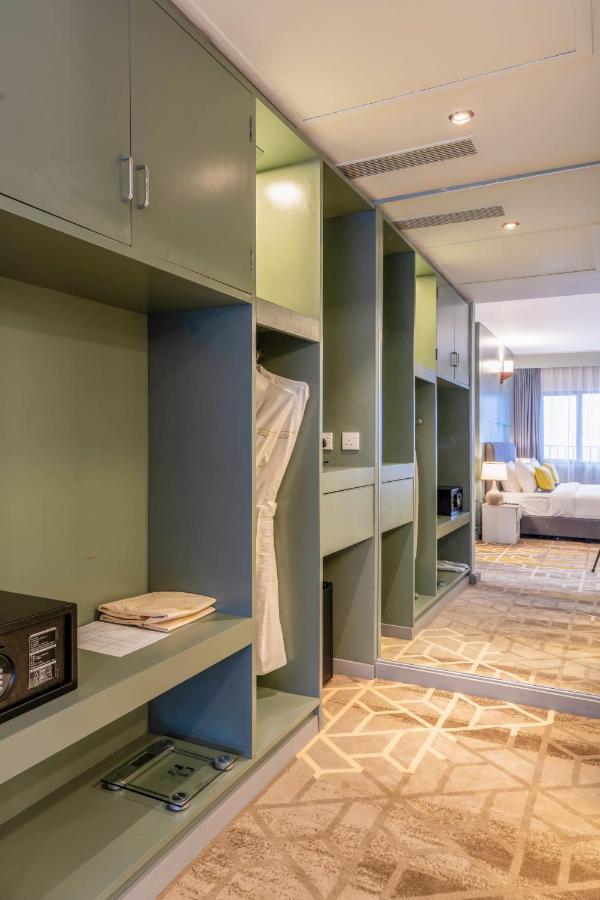 Presidential Suite Return Airport Transfer & on Food & Beverage,1176583666:JPEG