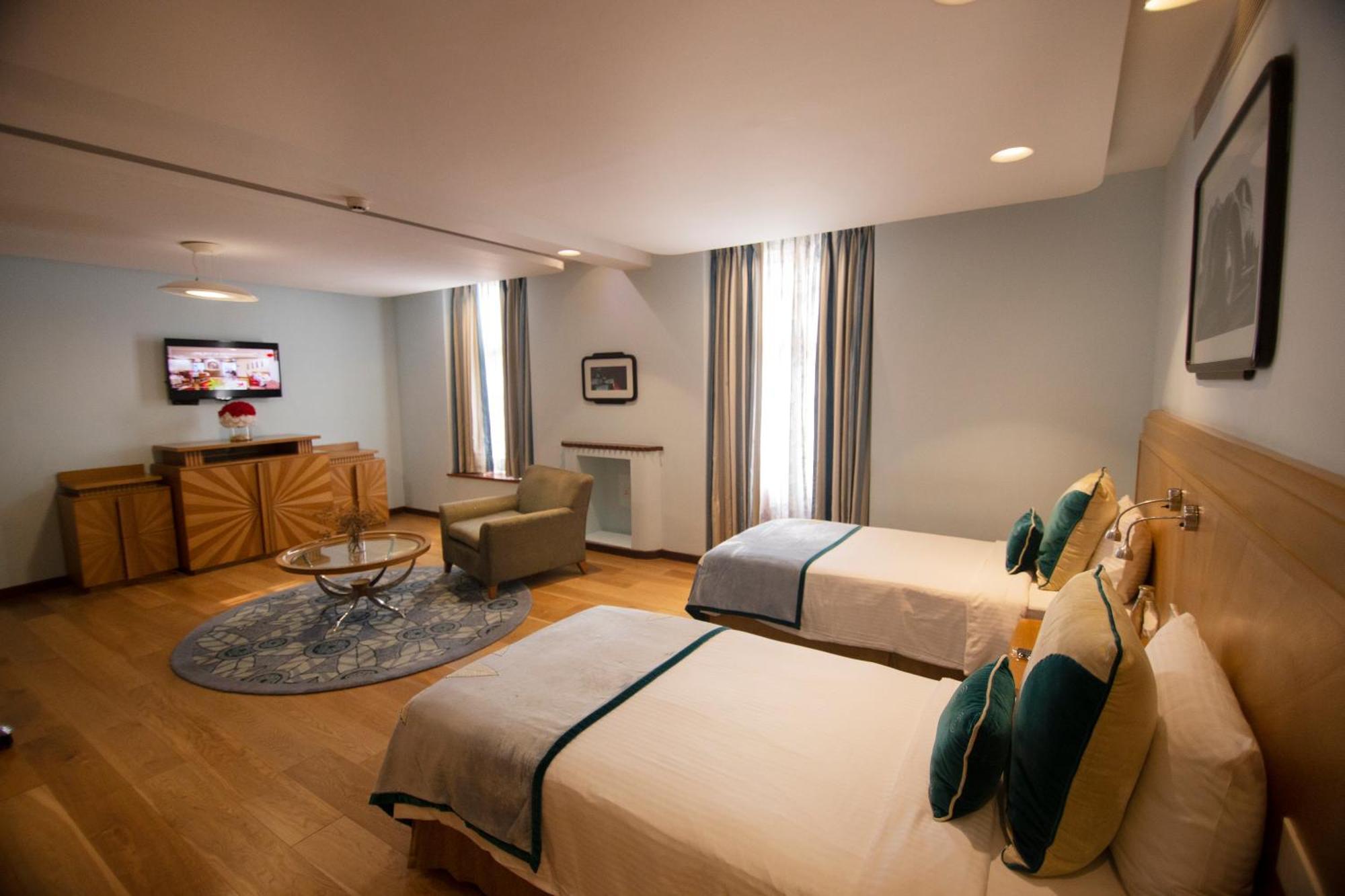 Premium Room Twin Bed on Food Soft Beverages Happy Hours Buy 1 & 1 on select menu at InSomnia,1539662665:JPEG