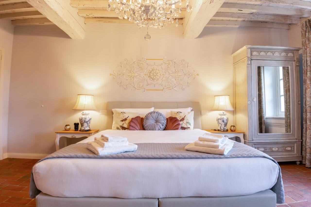 Kamer met Queensize Bed en Uitzicht op het Zwembad