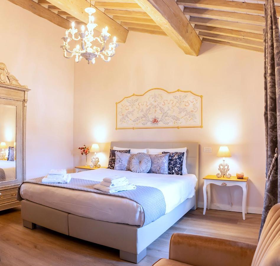 Kamer met Kingsize Bed en Uitzicht op de Bergen