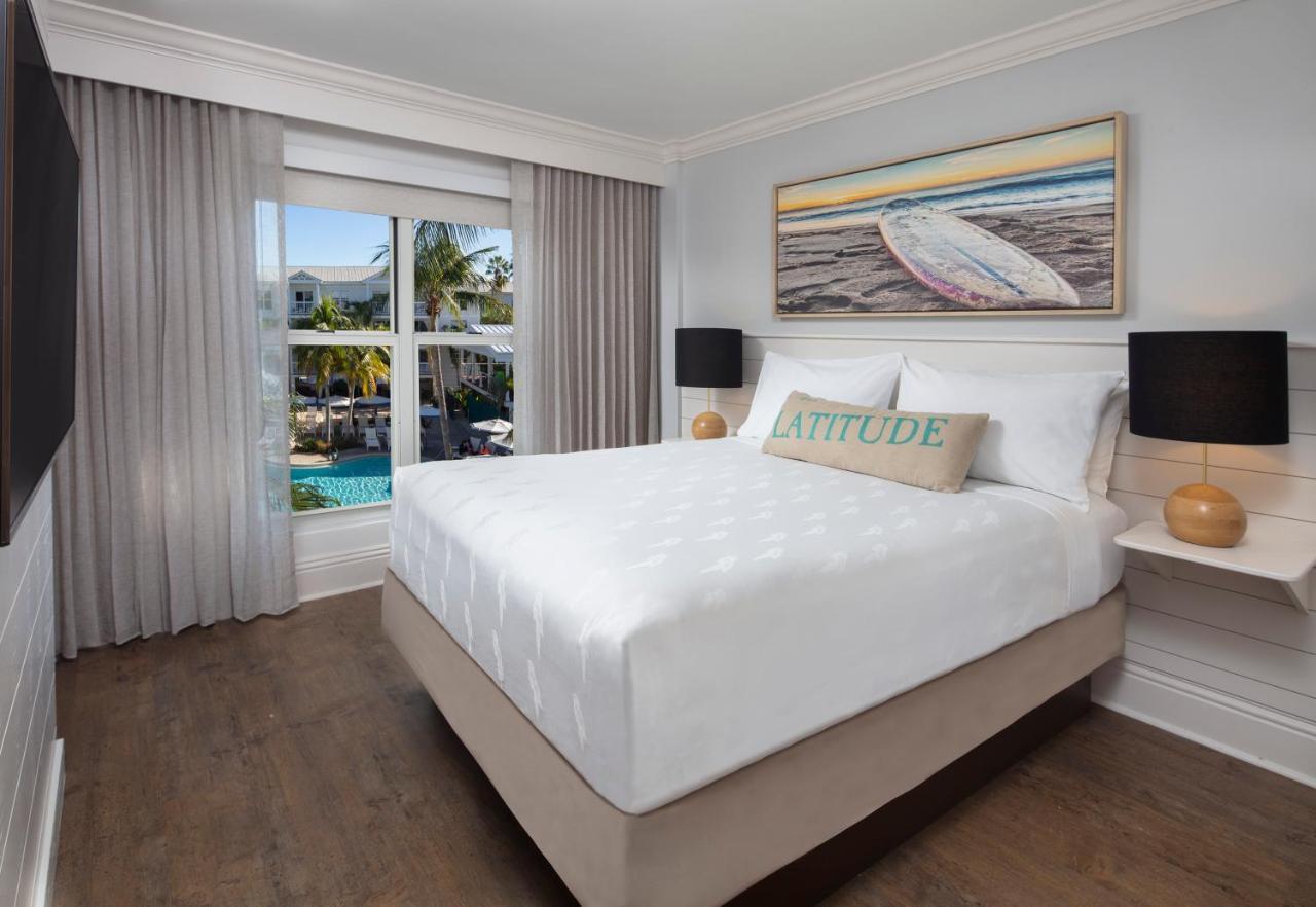 Habitación con cama extragrande y vistas a la piscina
