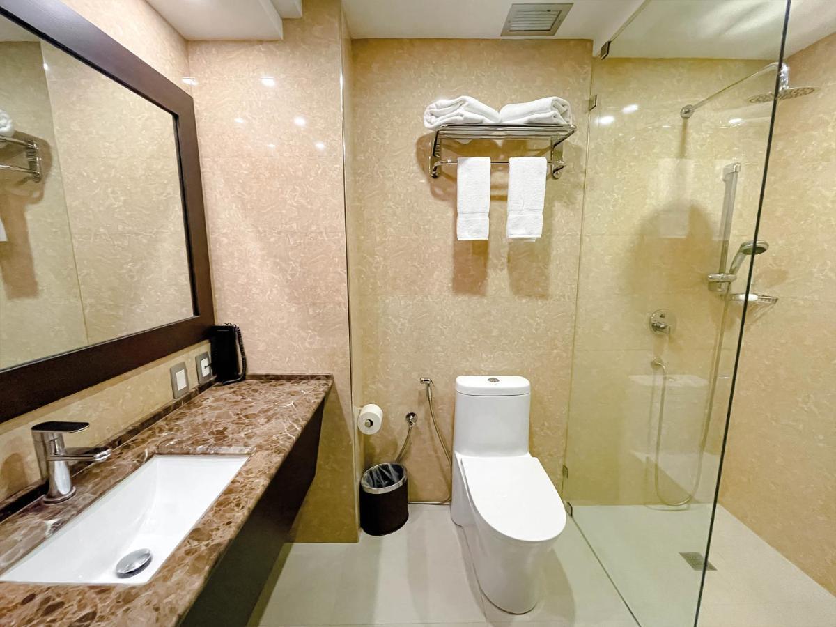 Habitación con cama extragrande.