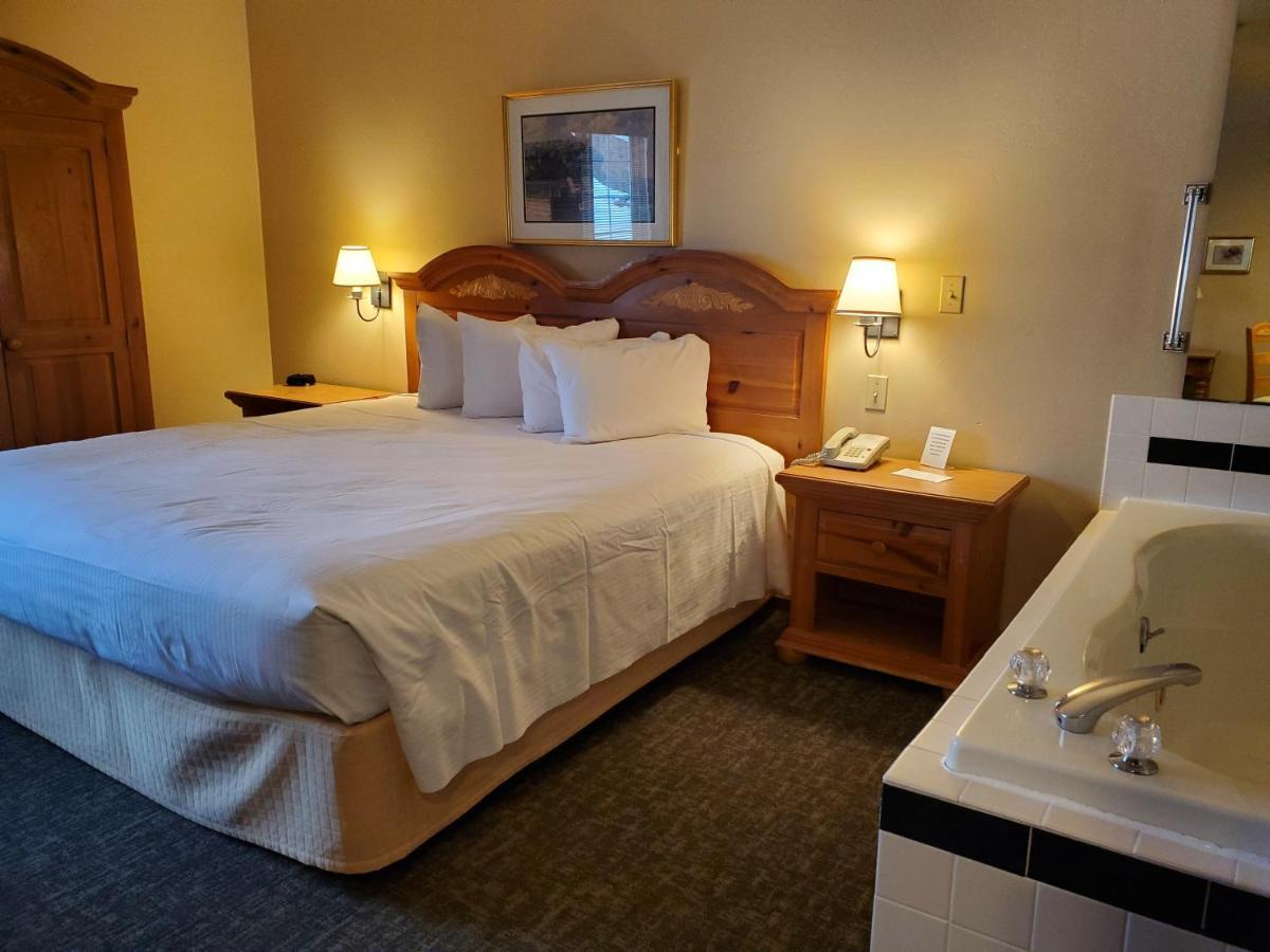 King Suite with Spa Bath and double sided fireplace