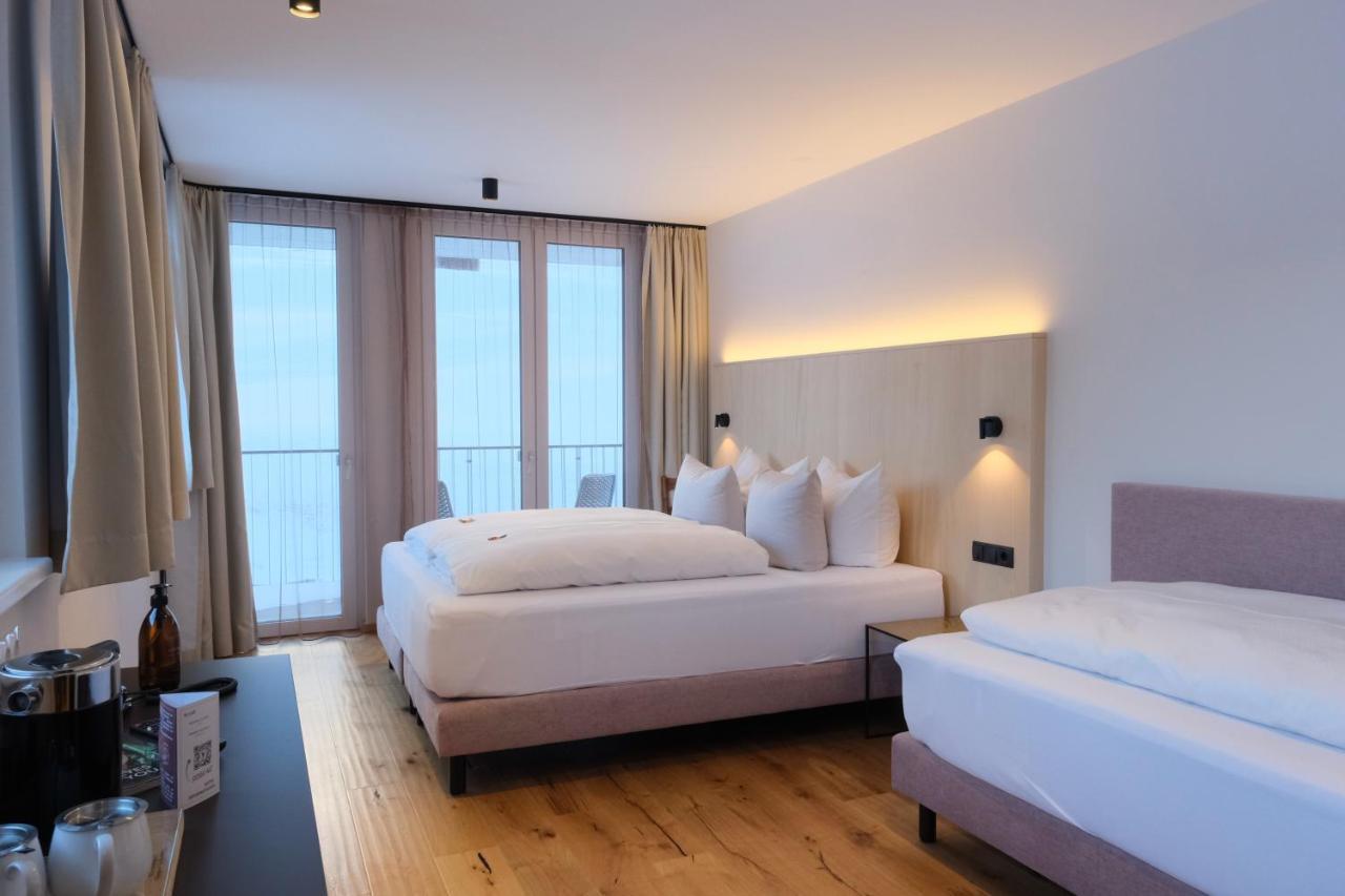 Zimmer mit Queensize-Bett und Gartenblick