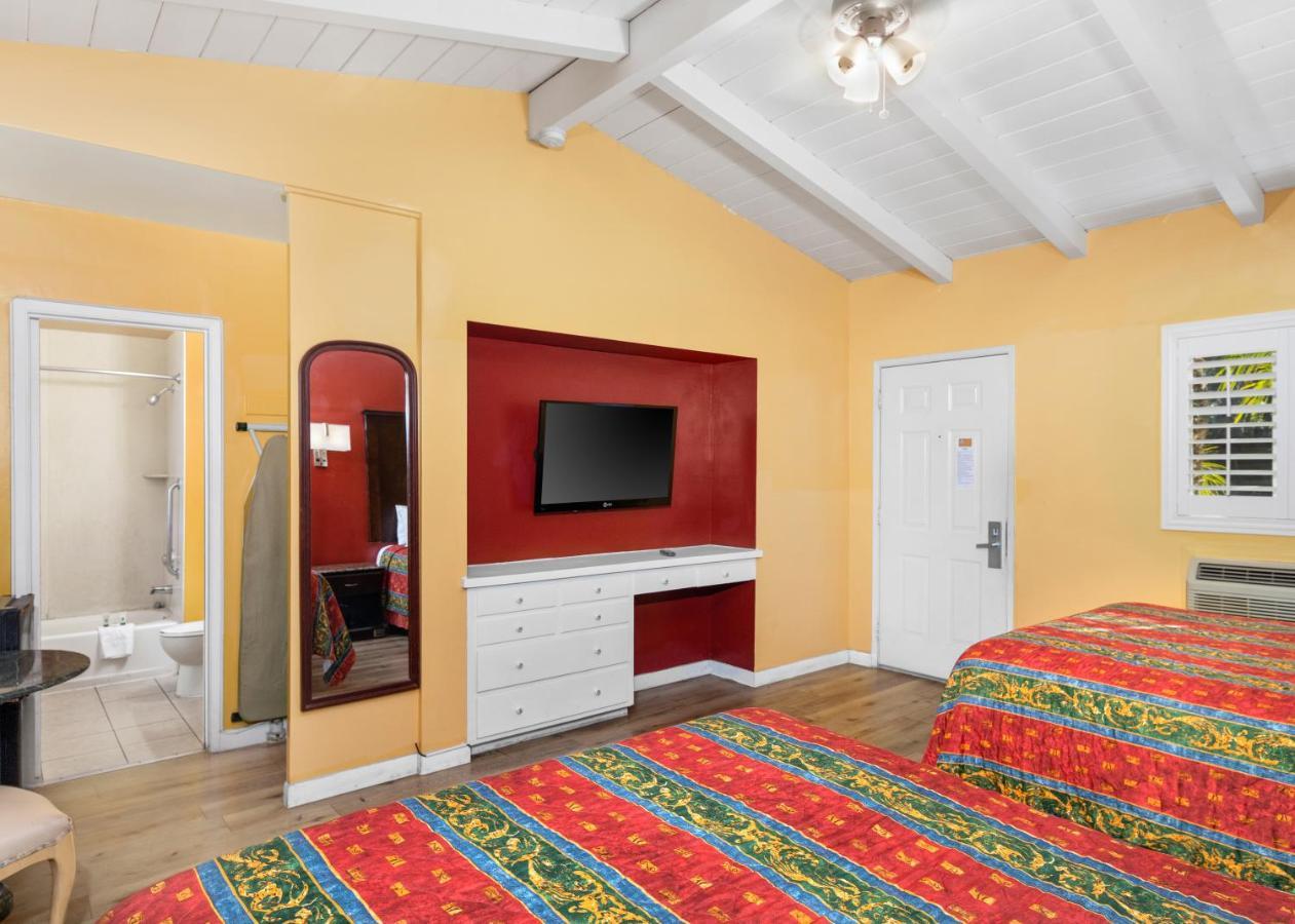 Deluxe Queen Room with Two Queen Beds