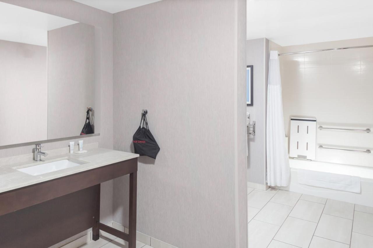 Zimmer mit Kingsize-Bett, Schlafsofa und barrierefreier Badewanne - barrierefrei