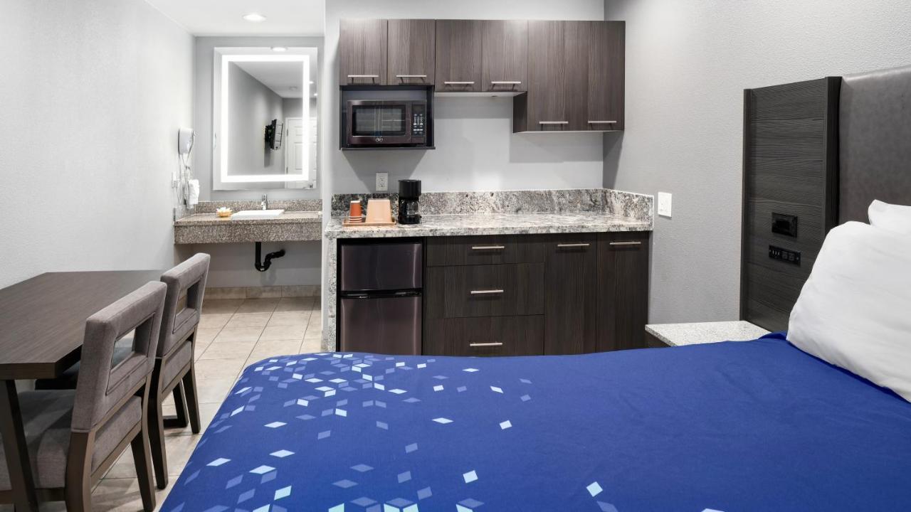 Habitación con cama grande