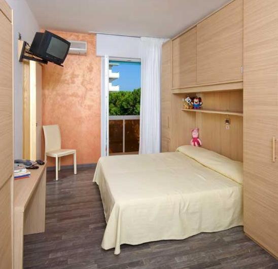 Doppel-/Zweibettzimmer mit Balkon und seitlichem Meerblick