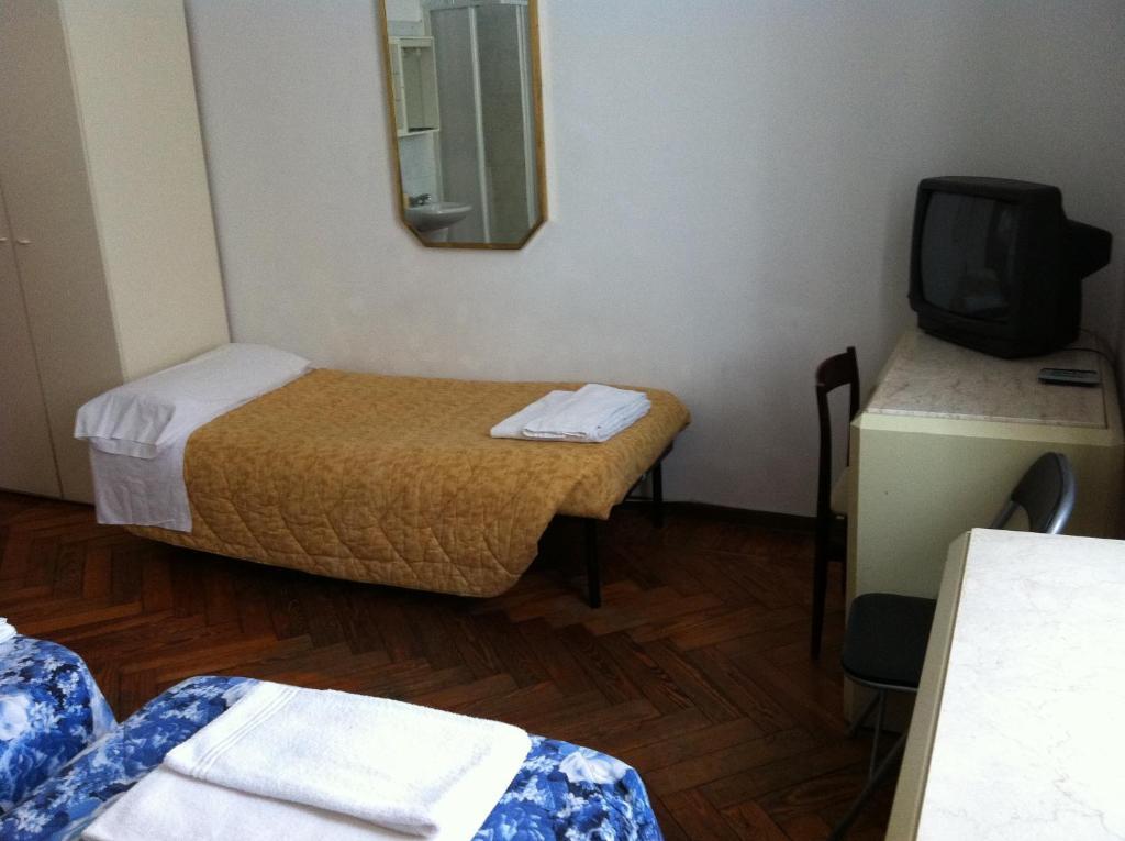Triple Room with Shared Bathroom,161646633:JPEG