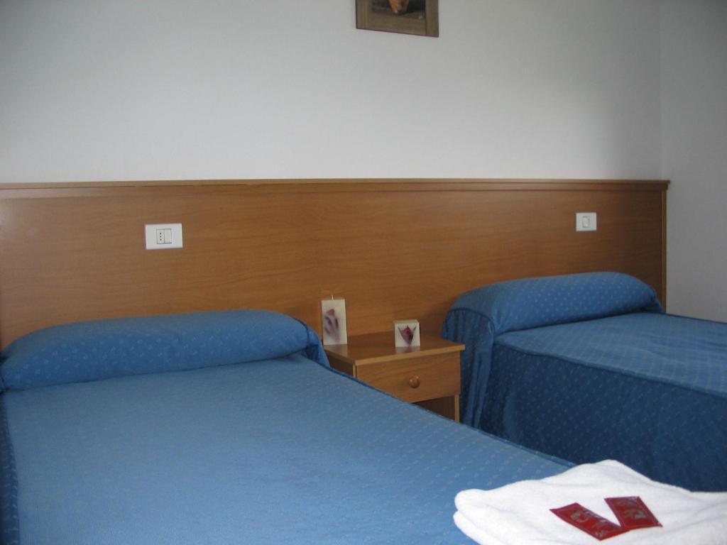 Zimmer mit Kingsize-Bett und Poolblick