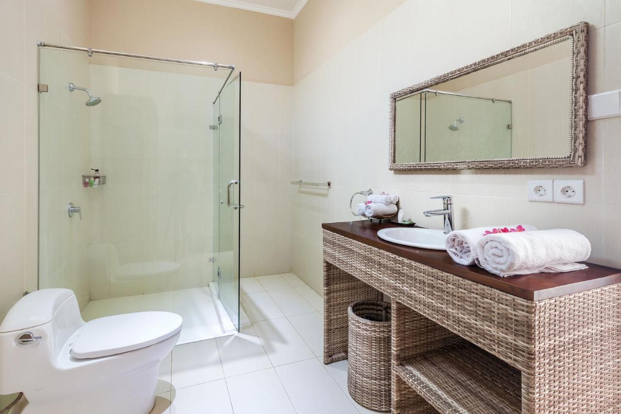 Deluxe Queen Room with Swimming Pool Access