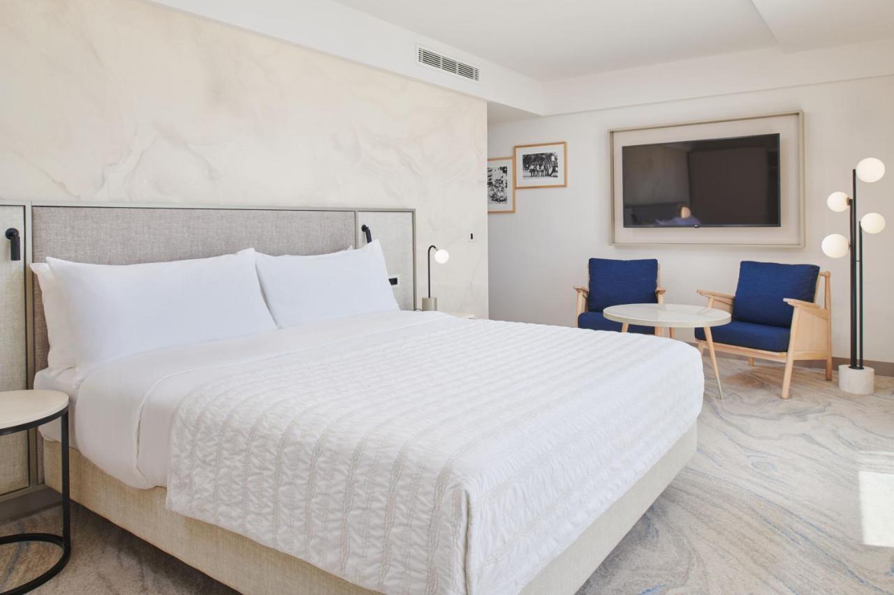 Elegantes Zimmer mit Kingsize-Bett und Meerblick