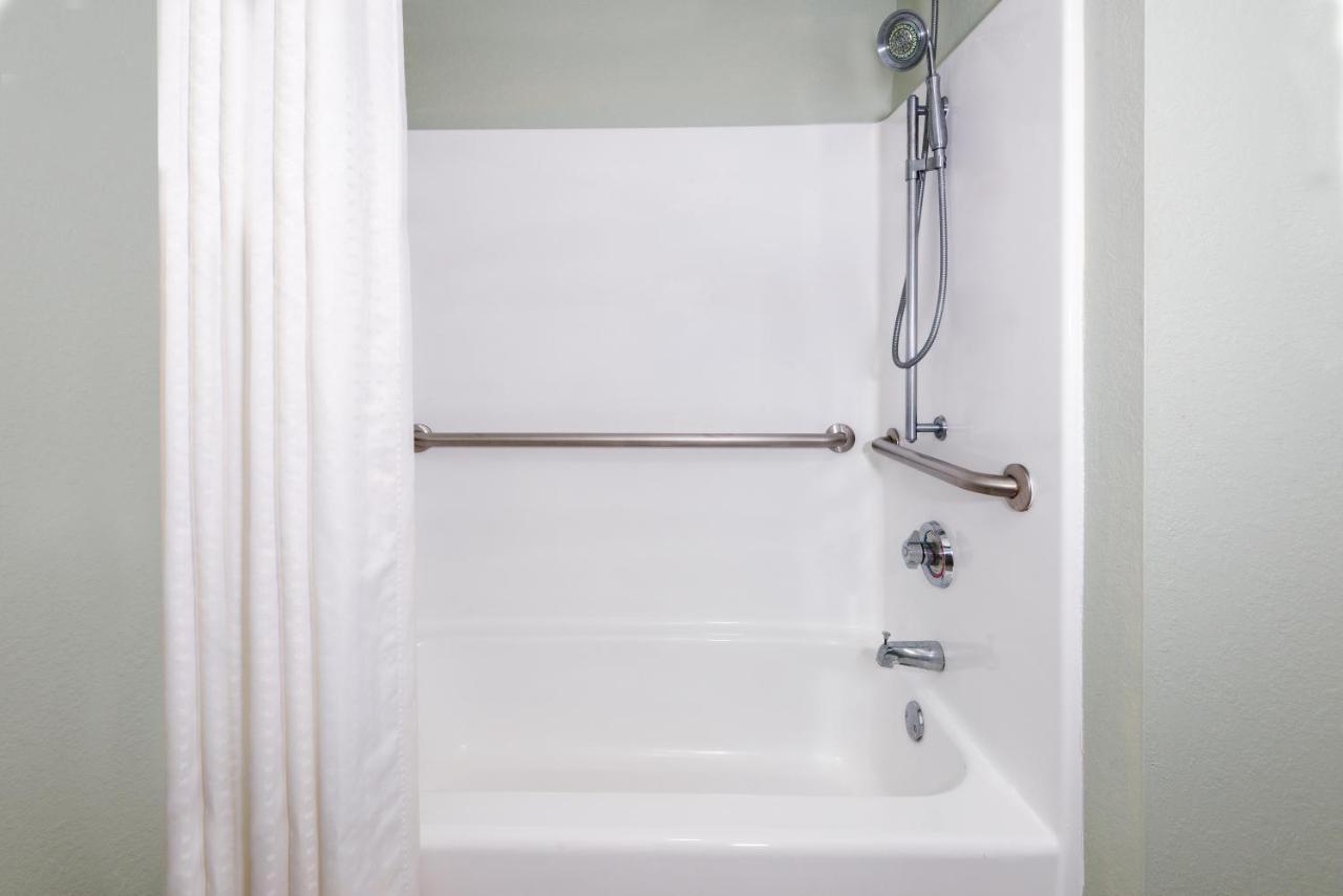 Standard Queen Room with Two Queen Beds and Mobility Accessible Tub