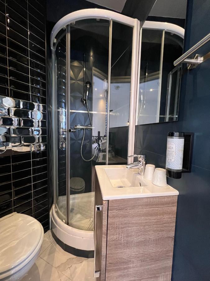 2 Adjoining Double Rooms
