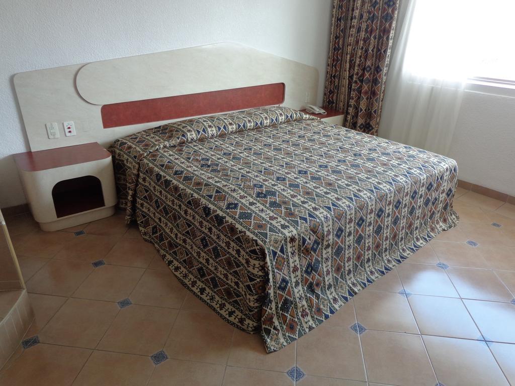 Habitación con cama extragrande.
