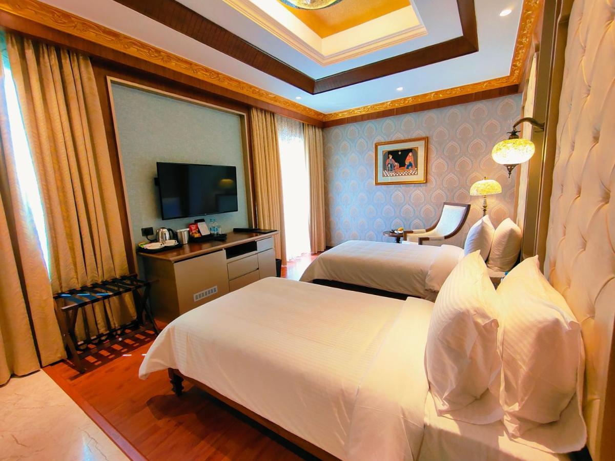 Deluxe Twin Room – Pathway View