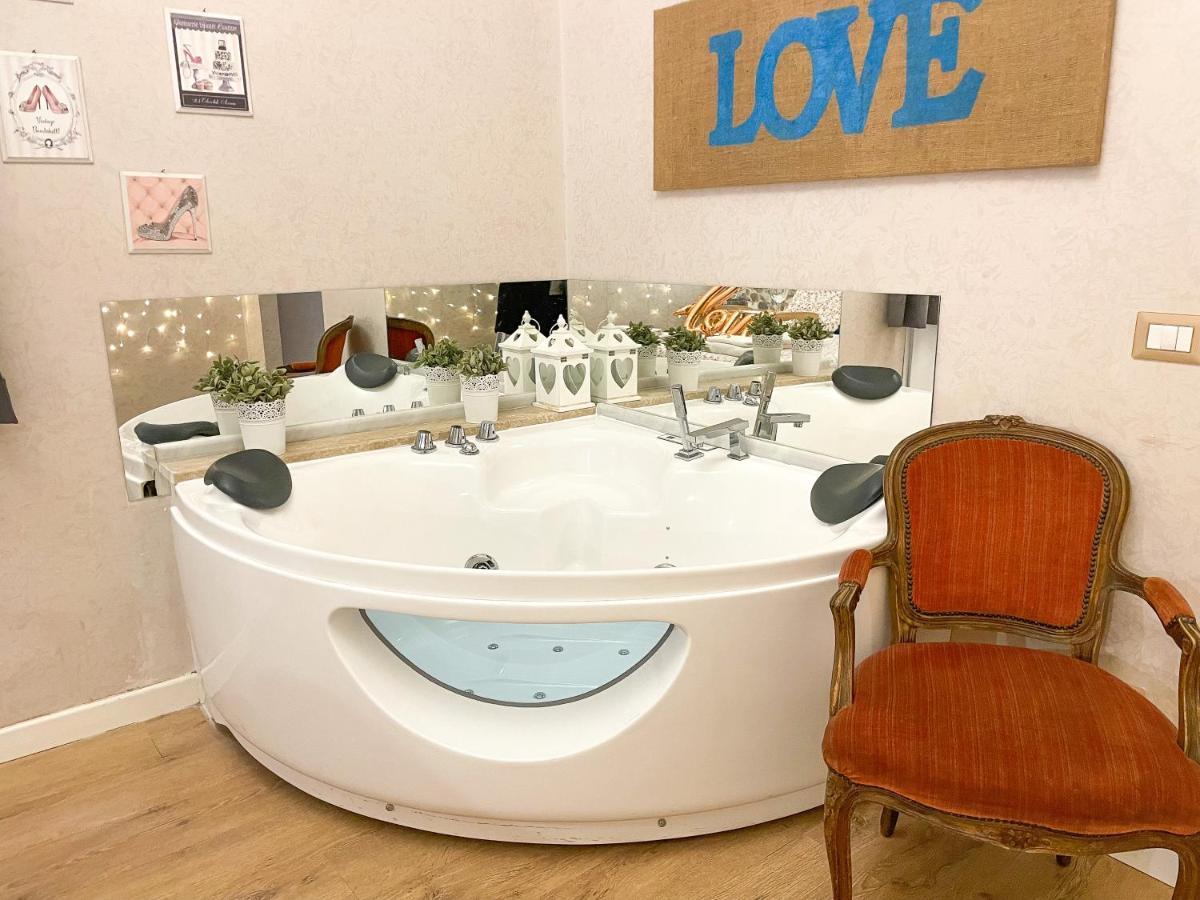 Habitación con cama grande y bañera de hidromasaje
