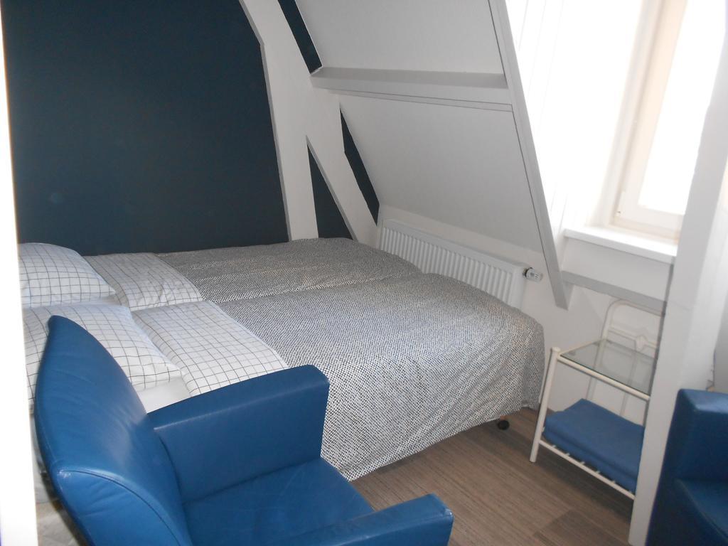 Kleine Tweepersoonskamer met 2 Aparte Bedden