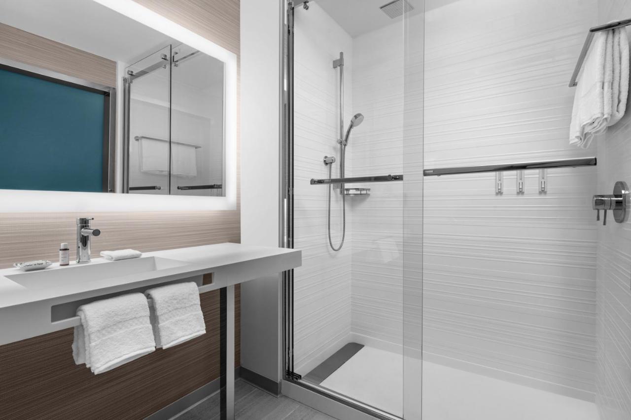 Habitación con 2 camas grandes, vistas a la ciudad y ducha accesible en silla de ruedas - Adaptada para personas con movilidad reducida