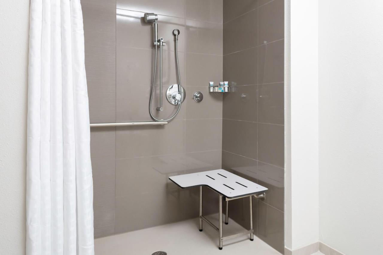 Chambre 2 Lits Queen-Size avec Douche Accessible en Fauteuil Roulant - Accessible aux Personnes à Mobilité Réduite
