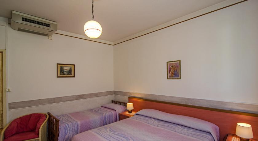 Doppel- oder Zweibettzimmer