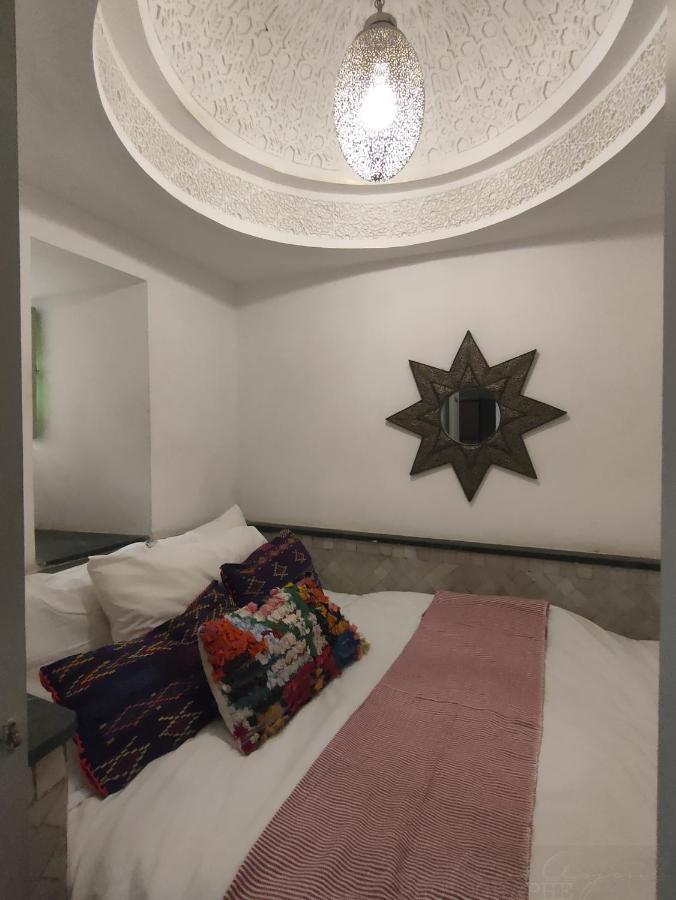Habitación con cama grande