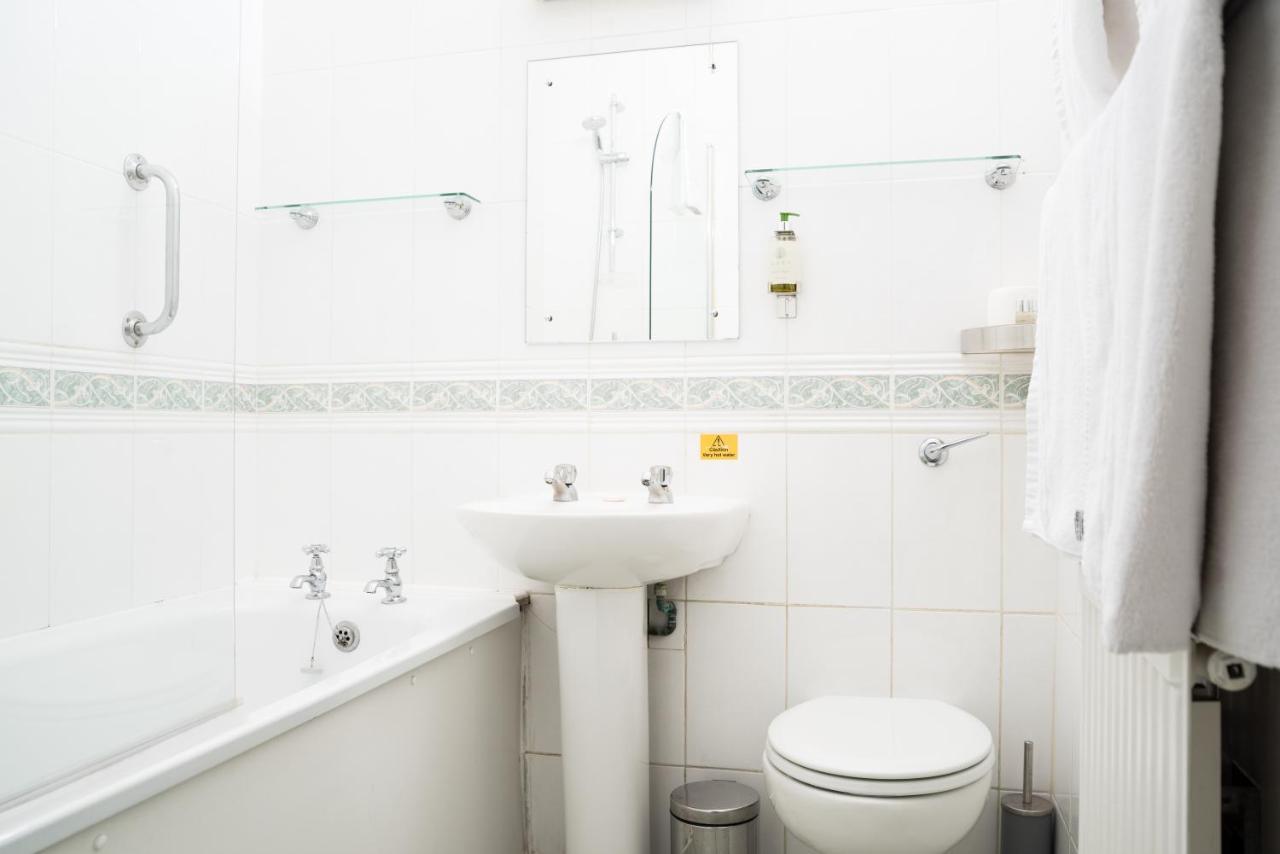 Family Room with Private Bathroom,1529332987:JPEG