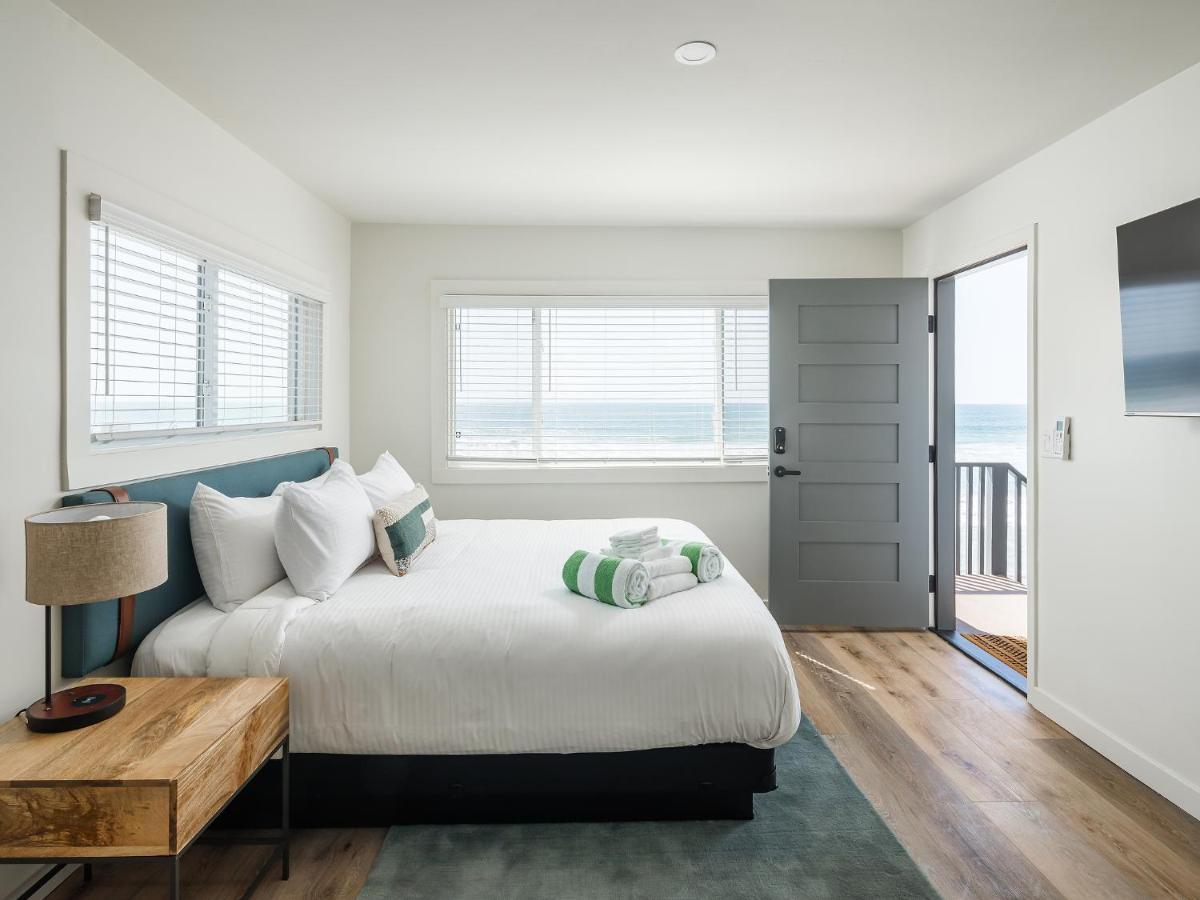 Oceanfront Corner King Studio (207)