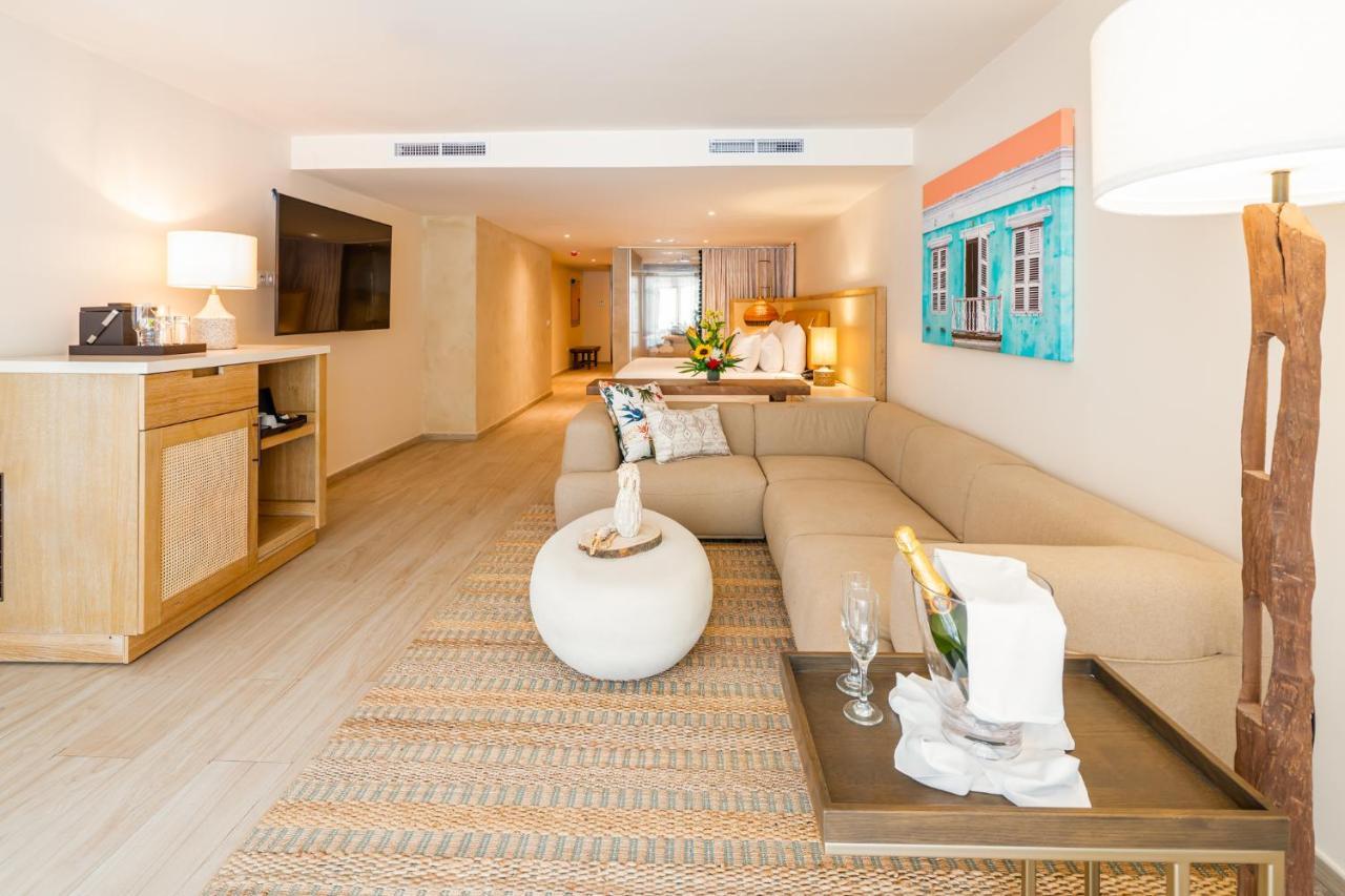 Master Suite Pool View Queen Beds