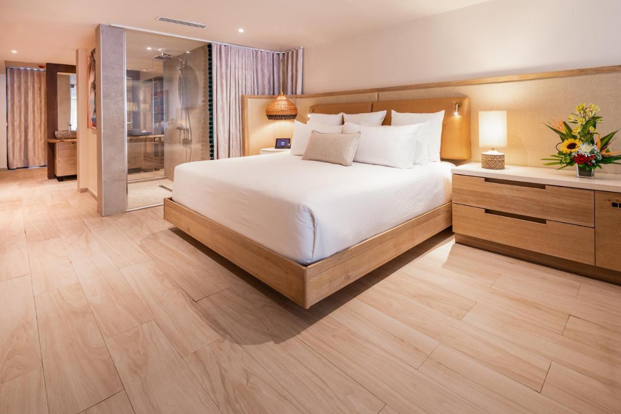 Master Suite Pool View Queen Beds