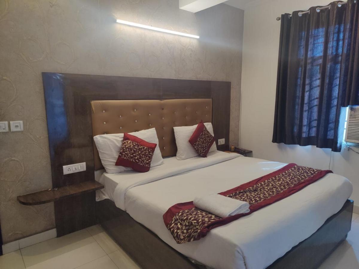Deluxe Double Room (2 Adults + 1 Child)