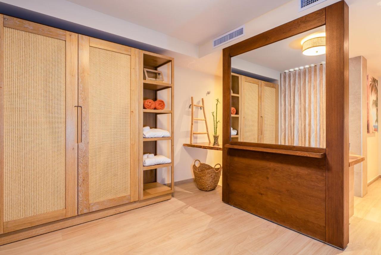 Master Suite Pool View Queen Beds